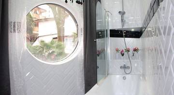 Фото номера Апартаменты с террасой Гостиница Alpha Apartments Voykova г. Сочи 4