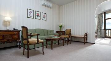 Фото номера Люкс с видом на море (для 4 взрослых) Гостиница Dolphin Resort Hotel &amp; Conference г. Сочи 4