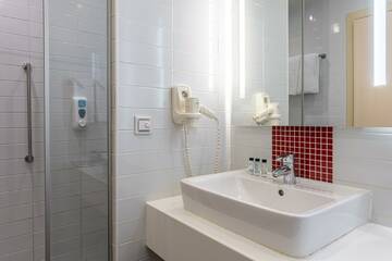Фото номера 2-местный номер стандарт c видом на город Гостиница Cosmos Sochi Hotel г. Сочи 9