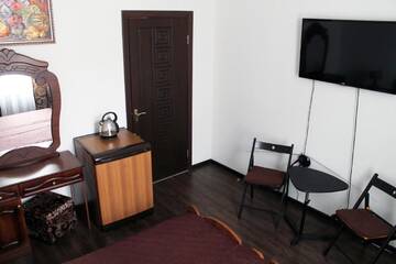 Фото номера Стандартный двухместный номер с 2 отдельными кроватями и общей ванной комнатой Гостиница Гостевой Дом VIP House г. Сочи 3