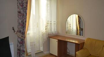 Фото номера Трехместный номер с балконом Гостиница Helius Hotel г. Сочи 6