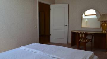Фото номера Стандартный трехместный номер Гостиница Helius Hotel г. Сочи 3