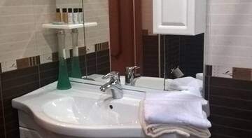 Фото номера Трехместный номер &quot;Комфорт&quot; Гостиница Гостевой Дом «На Виноградной» г. Сочи 7