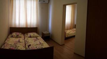 Фото номера Трехместный номер Делюкс Гостиница Гостевой дом на Ленинградской улице г. Сочи 3