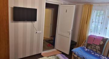 Фото номера Четырехместный номер эконом-класса с общей ванной комнатой Гостевой дом Апартаменты на Комсомольской г. Сочи 4
