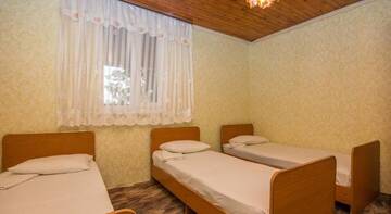 Фото номера Трехместный номер с общей ванной комнатой Гостиница Guest House Chayka г. Сочи 2