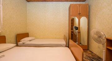 Фото номера Трехместный номер с общей ванной комнатой Гостиница Guest House Chayka г. Сочи 3