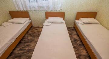 Фото номера Трехместный номер с общей ванной комнатой Гостиница Guest House Chayka г. Сочи 5