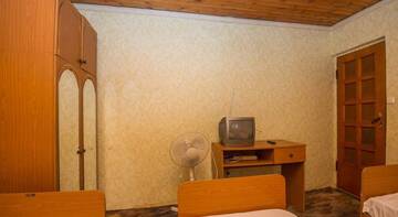 Фото номера Трехместный номер с общей ванной комнатой Гостиница Guest House Chayka г. Сочи 4