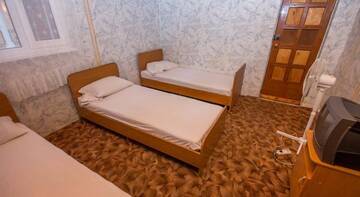 Фото номера Трехместный номер с общей ванной комнатой Гостиница Guest House Chayka г. Сочи 10