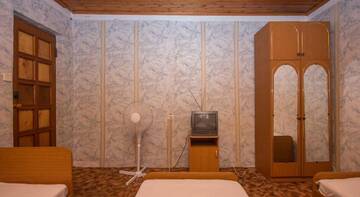 Фото номера Трехместный номер с общей ванной комнатой Гостиница Guest House Chayka г. Сочи 8