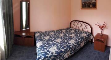 Фото номера Трехместный номер с ванной комнатой Гостиница Komsomolskaya 38A Guest house г. Сочи 3