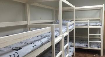 Фото номера Место на двухъярусной кровати в общем 10-местном номере для мужчин Хостел Lapin Vesta г. Сочи 3