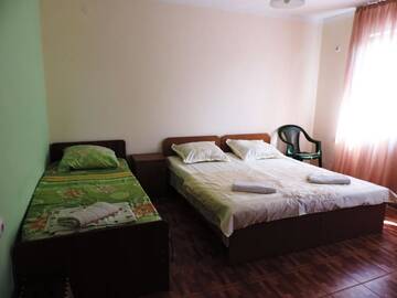 Фото номера Трехместный номер с ванной Гостевой дом Svetlana Guesthouse г. Сочи 3