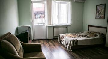 Фото номера Двухместный номер с 1 кроватью и балконом (на 3 взрослых) Гостиница Гостевой Дом на Фабрициус 4/2 г. Сочи 8