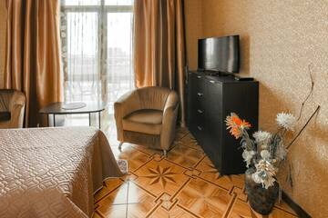 Фото номера Люкс трехместный Гостиница Art Home г. Сочи 14