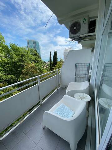 Фото номера Трехместный номер с видом на море Гостиница Joy Apartments г. Сочи 5