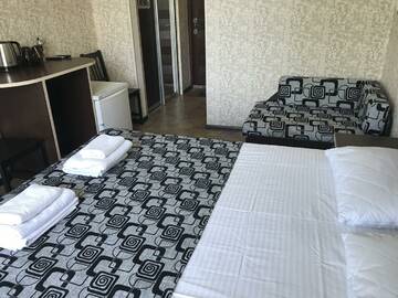 Фото номера Трехместный номер стандарт с 1 двуспальной кроватью, открытым балконом и боковым видом на море Гостиница Joy Apartments г. Сочи 5