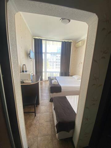 Фото номера Трехместный номер с видом на море Гостиница Joy Apartments г. Сочи 2