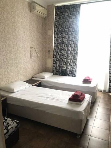 Фото номера Трехместный номер с видом на море Гостиница Joy Apartments г. Сочи 6